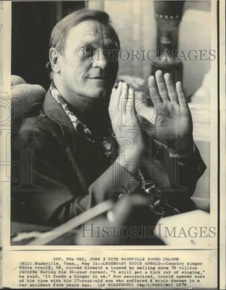 1976 Press Photo Country singer Eddie Arnold interviewed in Nashville, Tennessee- Historic Images