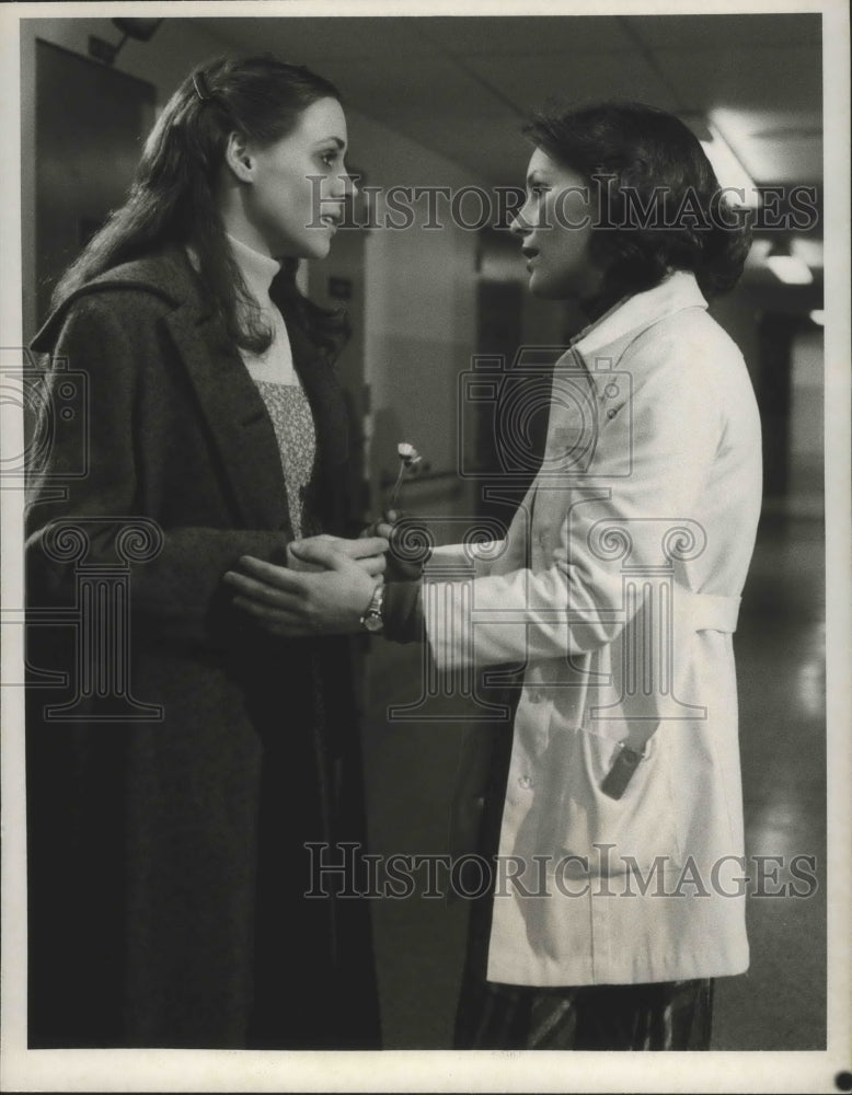 1979 Press Photo Bonnie Bedelia and Bess Armstrong in Walking Through the Fire.