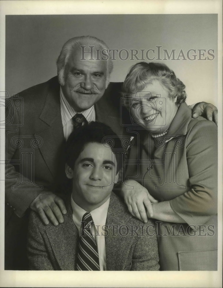 1977 Press Photo Adam Arkin, Jack Kruschen &amp; Pat Carroll in Busting Loose.- Historic Images