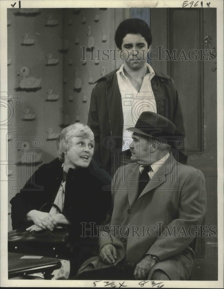 Load image into Gallery viewer, 1977 Press Photo Adam Arkin, Pat Carroll and Jack Kruschen in On Your Own

