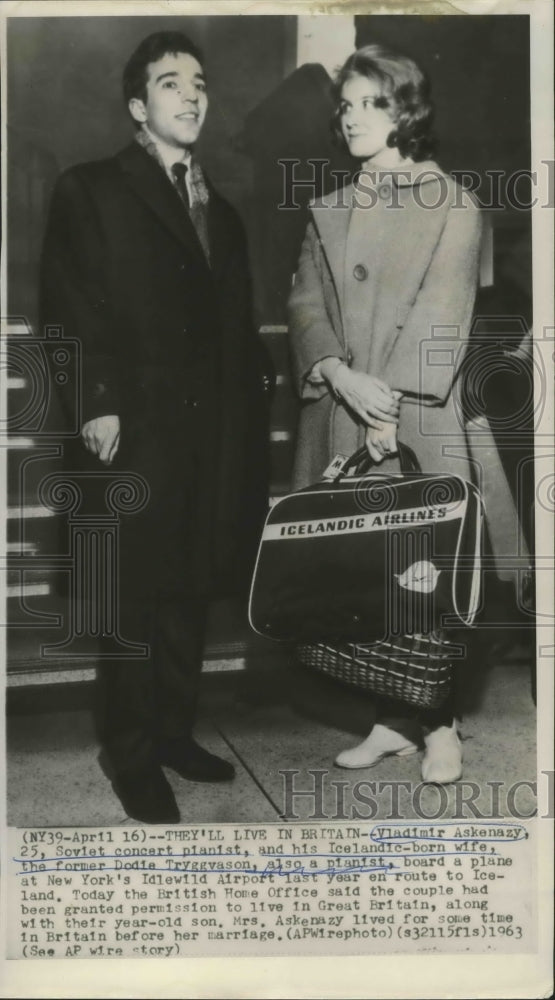 1963 Press Photo Vladimir Askenazy and Dodie Tryggvason board a plane- Historic Images