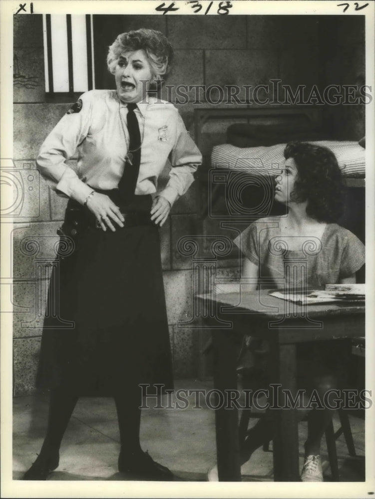 Load image into Gallery viewer, 1979 Press Photo Beatrice Arthur and Mary Tyler Moore on TV show - nox03933
