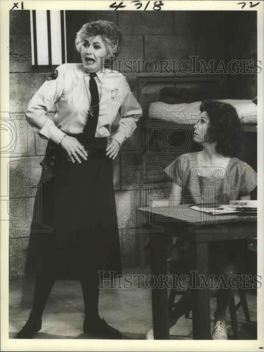 1979 Press Photo Beatrice Arthur and Mary Tyler Moore on TV show - nox03933