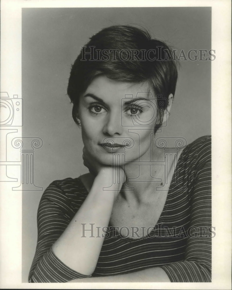 Load image into Gallery viewer, 1982 Press Photo Linda Arkin hosts Alive and Well, on USA. - nox03952
