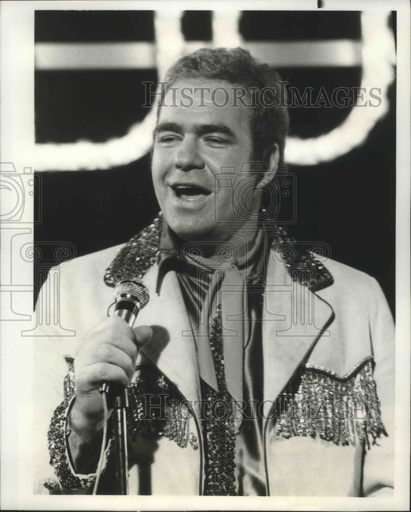 1977 Press Photo Hoyt Axton guest stars on McCloud, on NBC. - nox03982- Historic Images