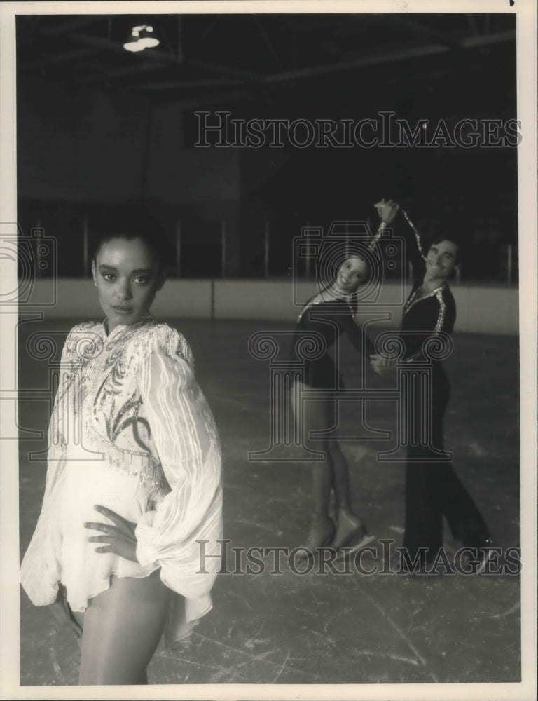 Load image into Gallery viewer, 1990 Press Photo Rachael Crawford, Tai Babilonia &amp; Randy Gardner in On Thin Ice.
