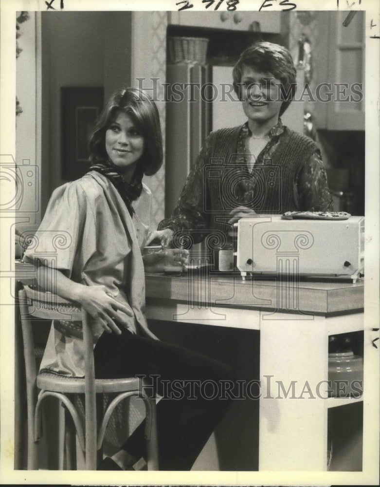 Load image into Gallery viewer, 1979 Press Photo Rue McClanahan and Leah Ayres on Mother and Me, M.D.

