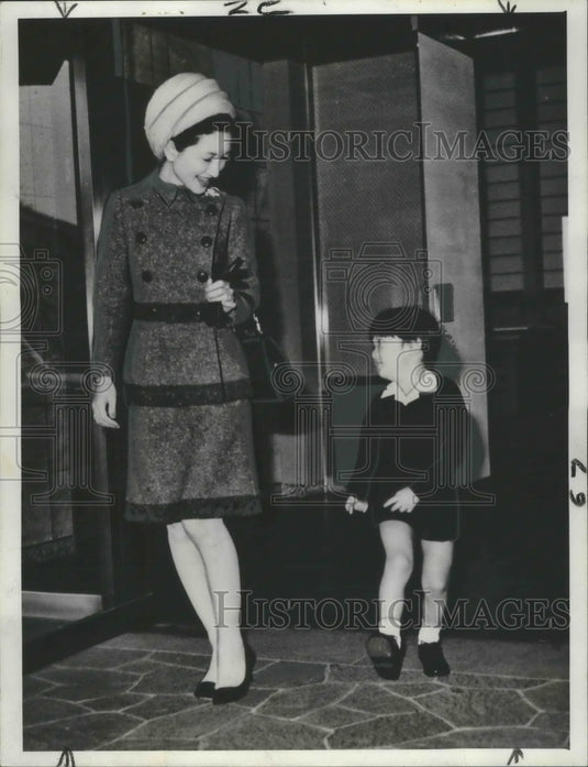 1969 Press Photo Prince Aya leaves Togu Palace with Crown Princess Michiko.