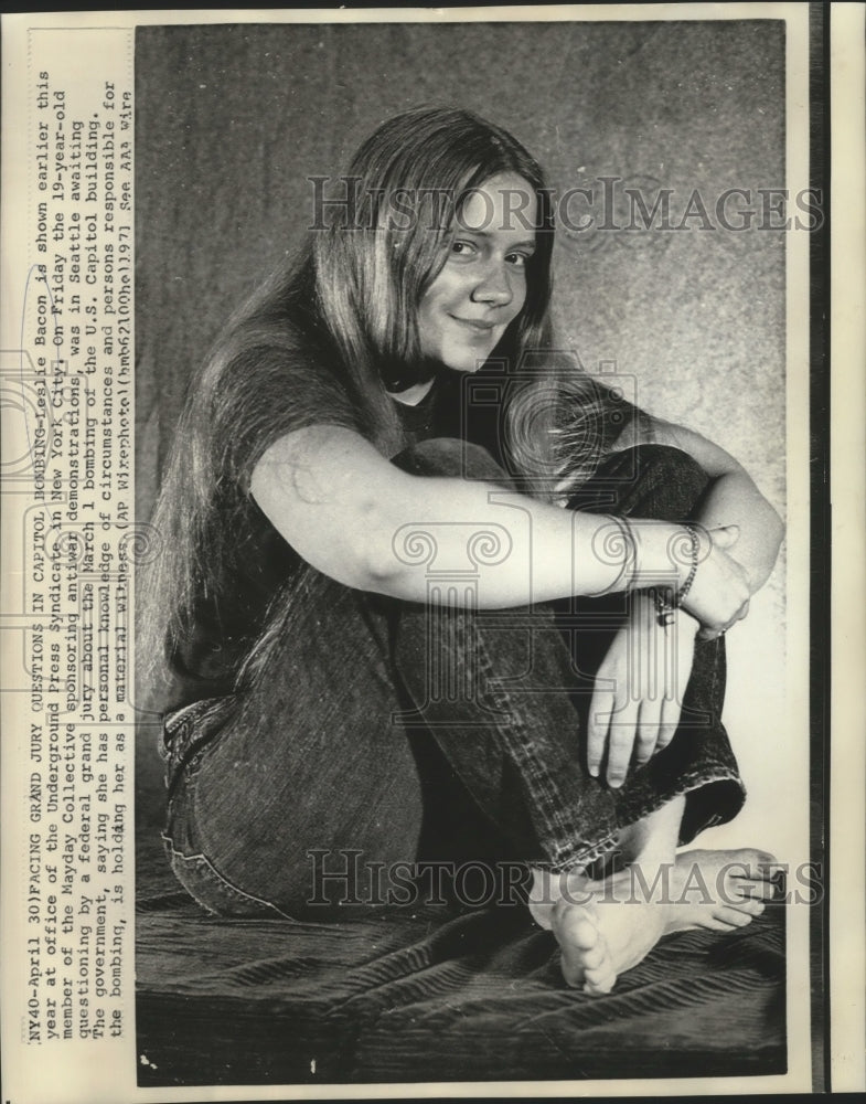 Load image into Gallery viewer, 1971 Press Photo Leslie Bacon at the Underground Press Syndicate in New York

