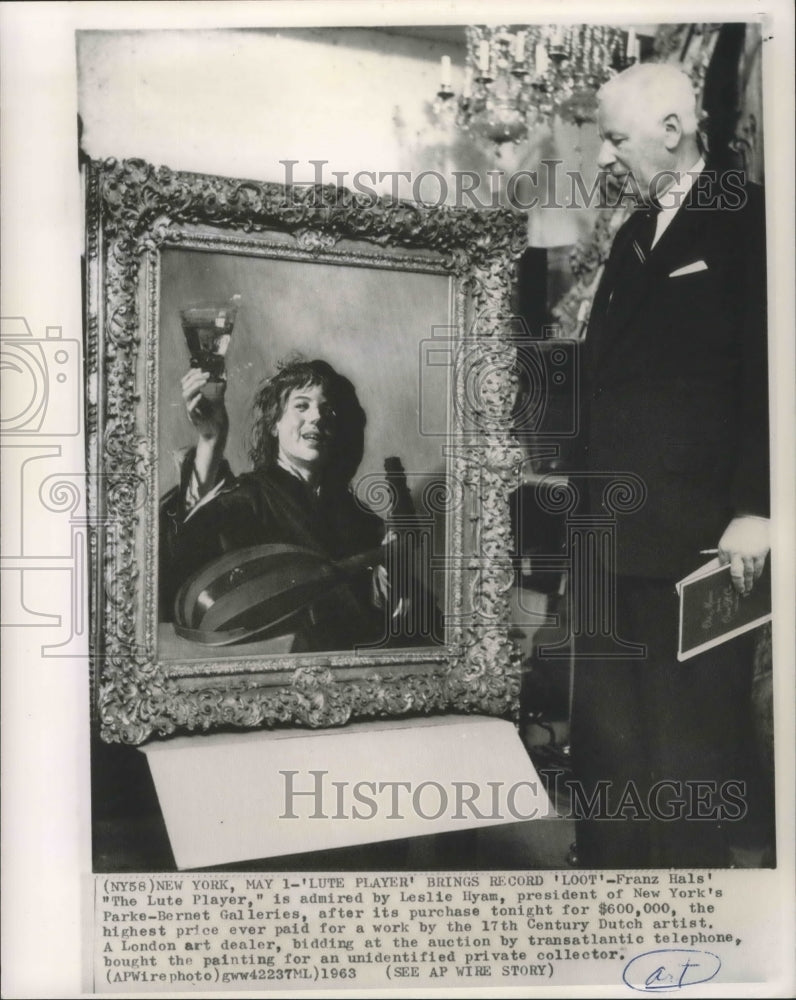 1963 Press Photo Leslie Hyam looks at Franz Hals' "The Lute Player" - nox04058