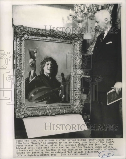 1963 Press Photo Leslie Hyam looks at Franz Hals' "The Lute Player" - nox04058