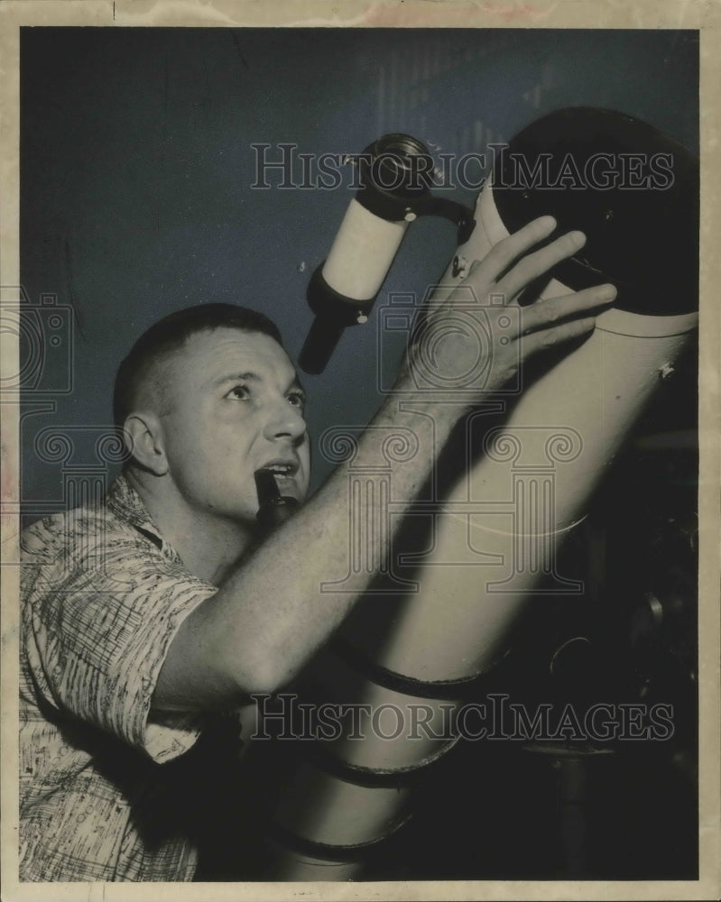 1959 Press Photo M.O. Guldry Astronomer with telescope - nox04086