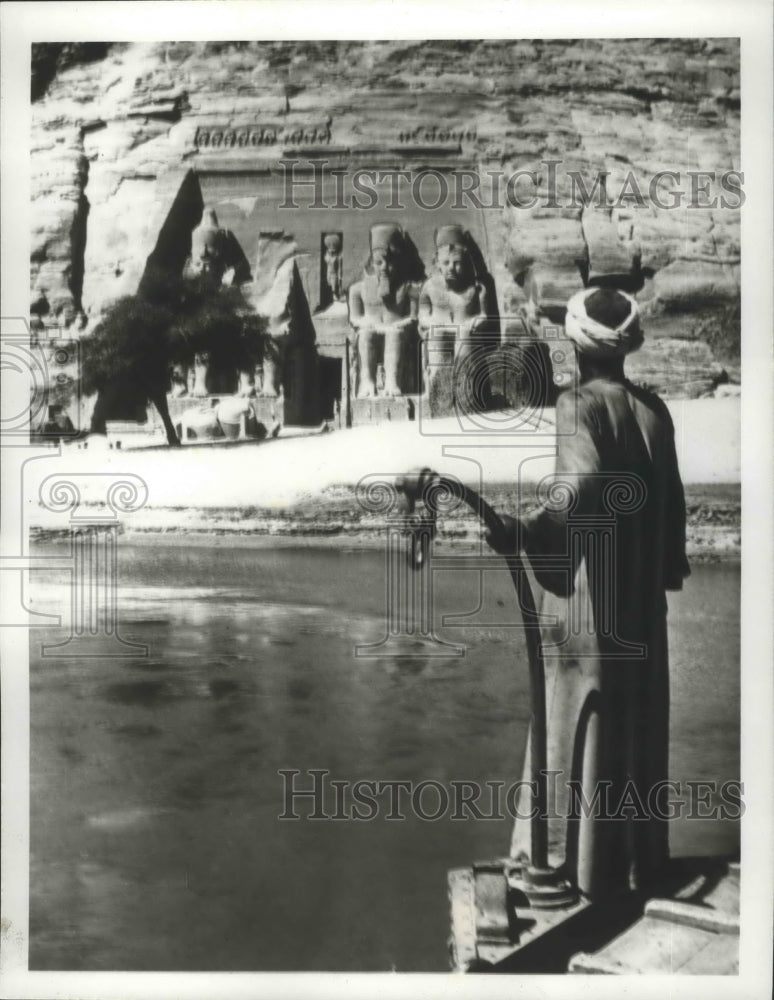 Load image into Gallery viewer, 1968 Press Photo Nubian boatman looks at Temple of Abu Simbl - nox04089
