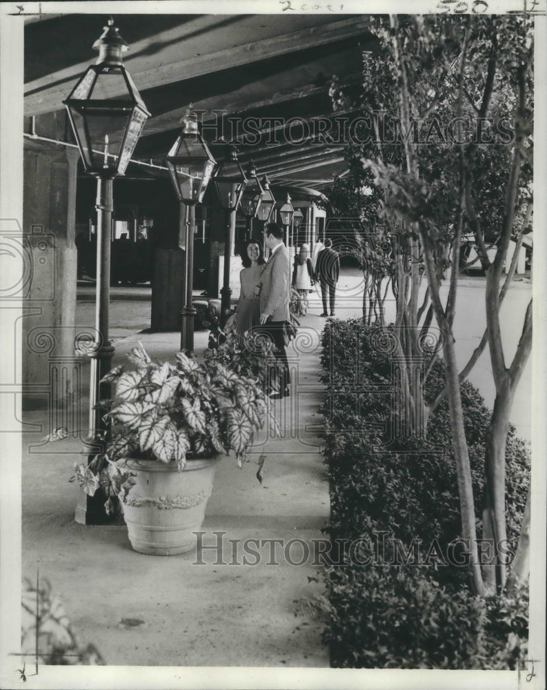 1971 Press Photo A couple walks in the Victorian area in underground Atlanta.