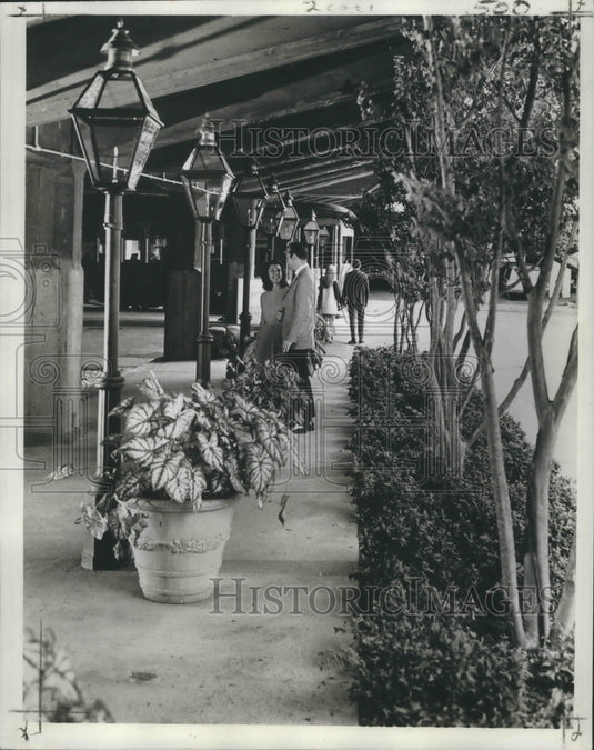 1971 Press Photo A couple walks in the Victorian area in underground Atlanta.