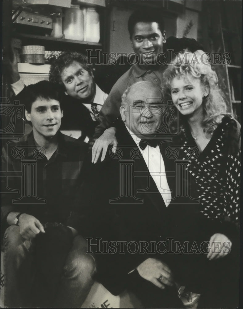 1987 Press Photo Ed Asner, Faith Ford and the cast of The Popcorn Kid, on CBS.