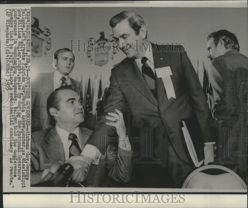 Load image into Gallery viewer, 1975 Press Photo Alabama Gov. George Wallace Greets Florida Gov. Reubin Askew.

