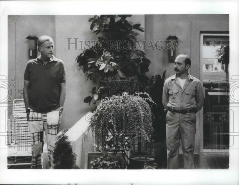 Load image into Gallery viewer, 1989 Press Photo McLean Stevenson &amp; Luis Avalos in Condo - nox04217
