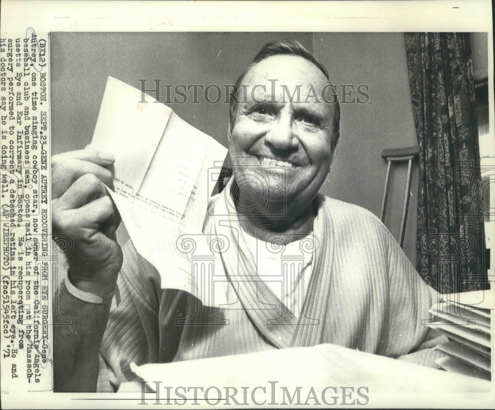 1971 Press Photo Gene Autrey opens mail at the Massachusetts Eye and Ear center