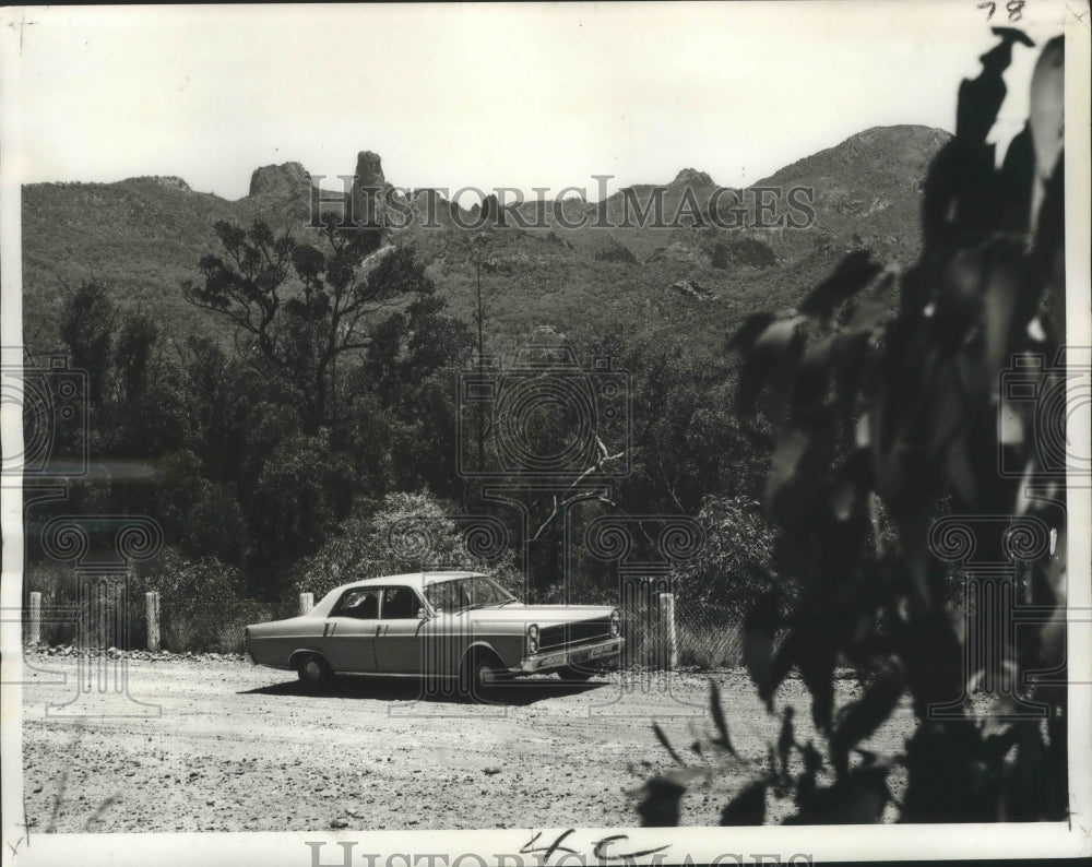 1975 Press Photo Driving through the Warrumbungle National Park, New South Wales