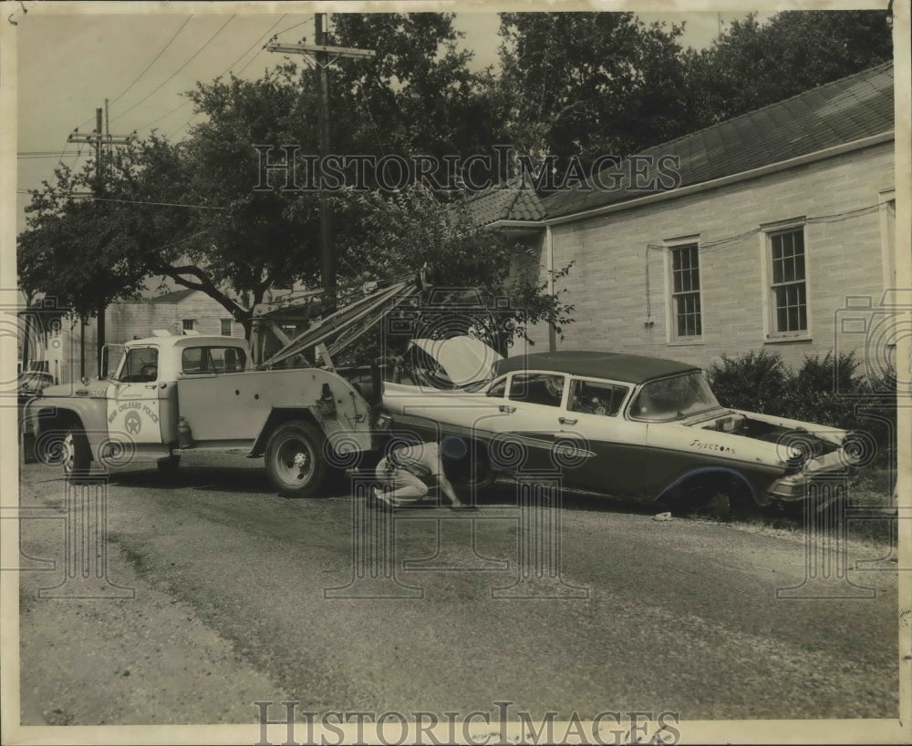 1966 Press Photo A junker car being removed from 300 block of S. Rocheblave.