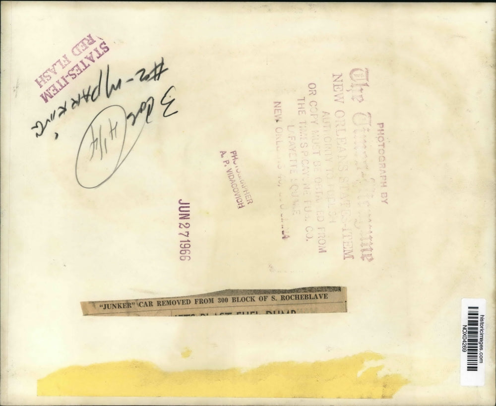 1966 Press Photo A junker car being removed from 300 block of S. Rocheblave.