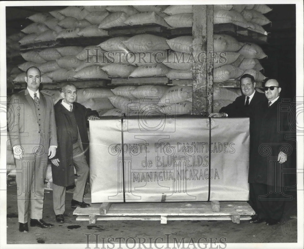 1970 Press Photo Businessmen with Comite Pro-Damnificades de Bluefields sign