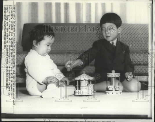 1966 Press Photo Prince Ayanomiya watches Prince Hiro play with toys, Japan