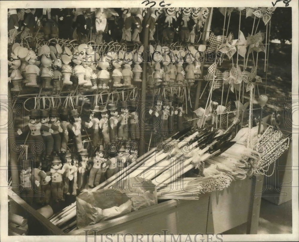 1971 Press Photo Toy spears at the Audubon Park Zoo removed for animal risk.- Historic Images