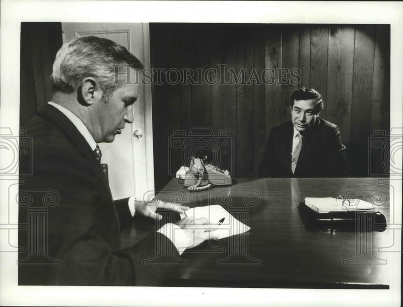 Load image into Gallery viewer, 1971 Press Photo Correspondent Frank Reynolds and Rep. Herman Badillo on ABC.

