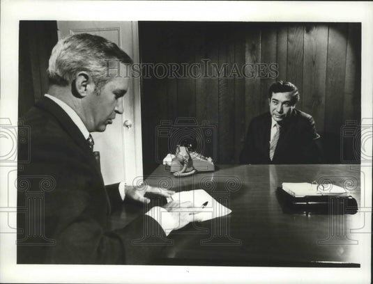 1971 Press Photo Correspondent Frank Reynolds and Rep. Herman Badillo on ABC.