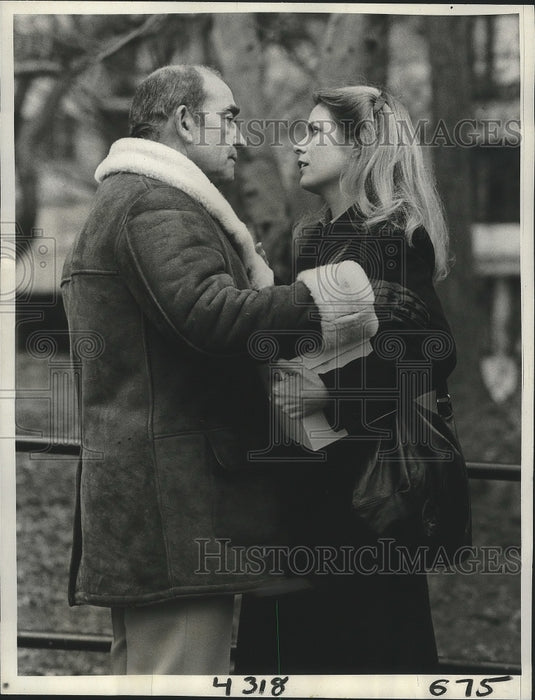 1981 Press Photo Edward Asner & Meredith Baxter Birney in The Family Man- Historic Images