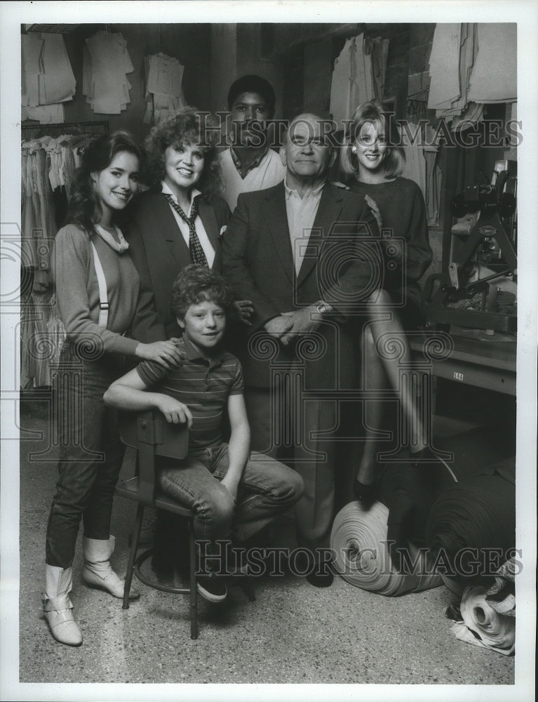 Load image into Gallery viewer, Press Photo Eileen Brennan &amp; Ed Asner Star in Off the Rack with the Cast
