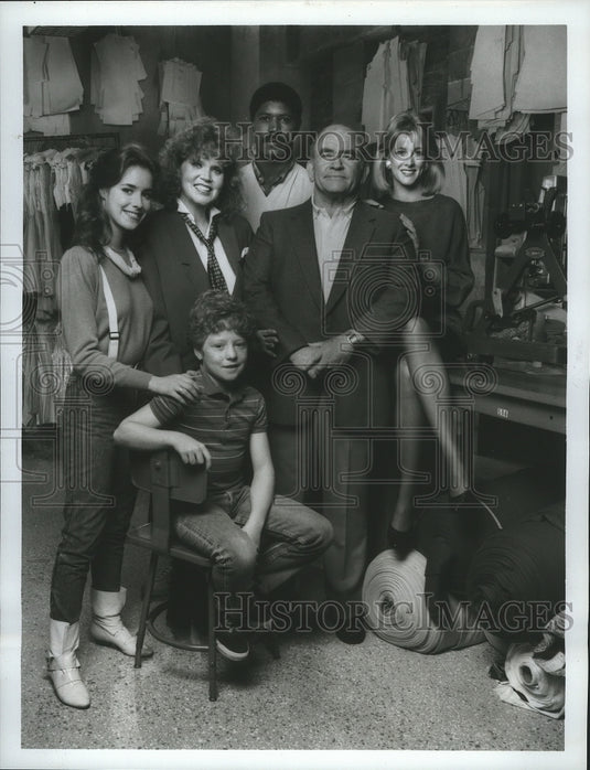 Press Photo Eileen Brennan & Ed Asner Star in Off the Rack with the Cast
