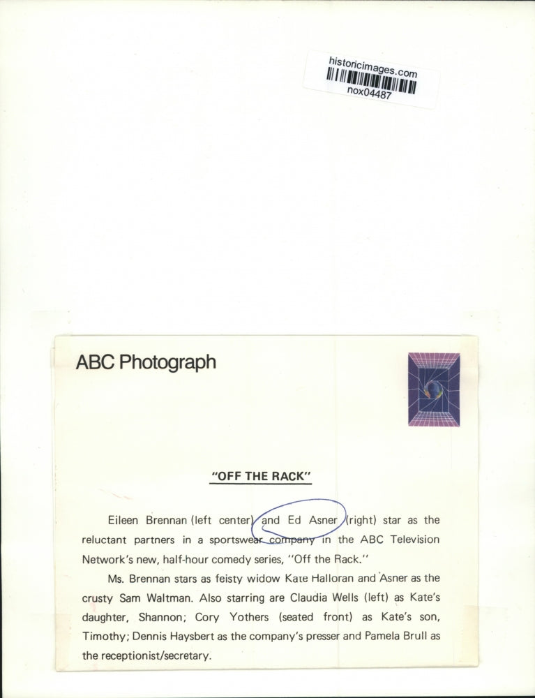 Load image into Gallery viewer, Press Photo Eileen Brennan &amp; Ed Asner Star in Off the Rack with the Cast
