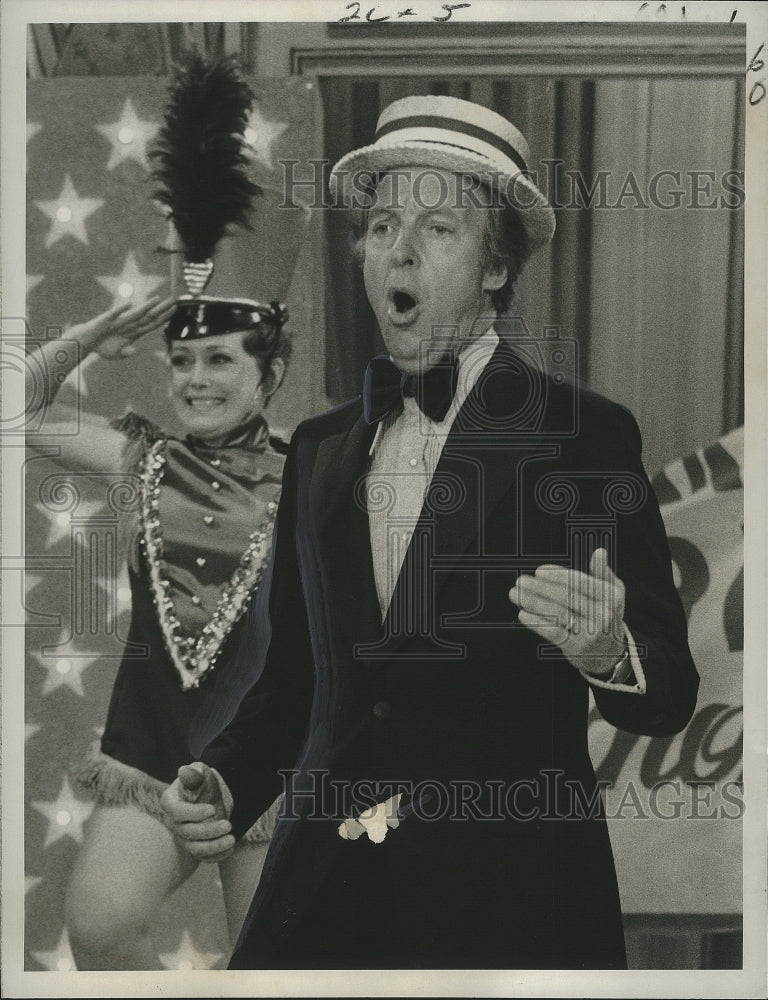 1975 Press Photo Conrad Bain &amp; Rue McClanahan Singing on Maude - nox04734