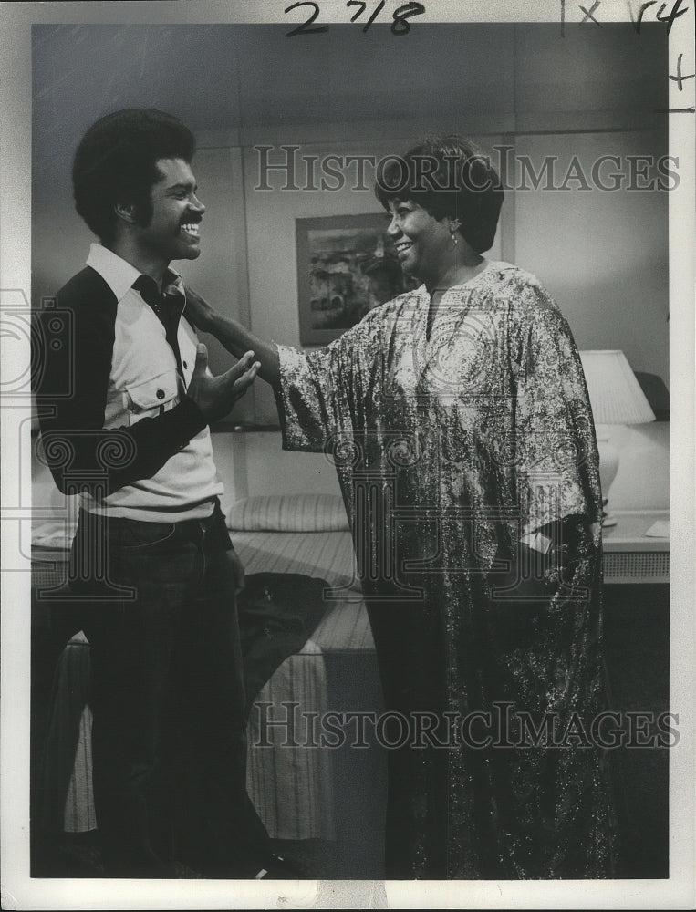 Load image into Gallery viewer, 1977 Press Photo Ted Lange and Pearl Bailey on The Love Boat - nox04739
