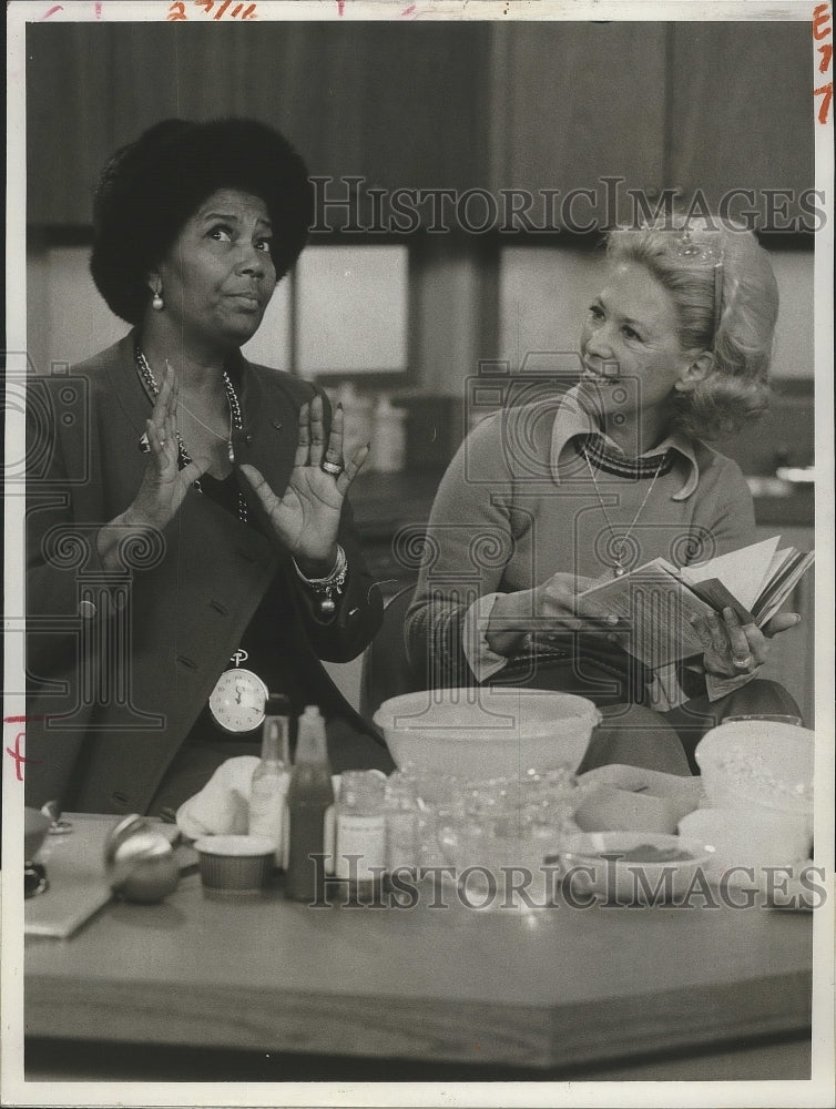 Load image into Gallery viewer, 1972 Press Photo Pearl Bailey and and Dinah Shore on Dinah's Place - nox04745
