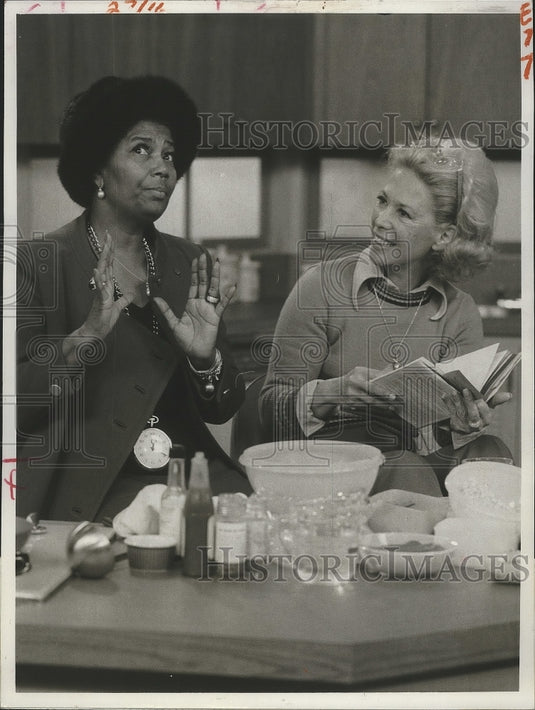 1972 Press Photo Pearl Bailey and and Dinah Shore on Dinah's Place - nox04745