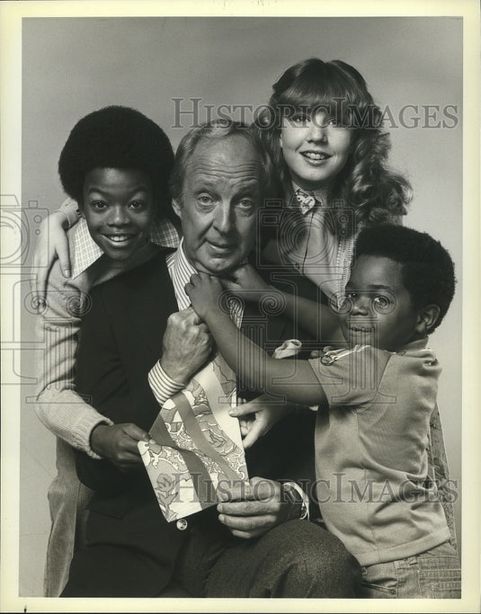 1979 Press Photo Kids in the Cast of Diff'rent Strokes Give Conrad Bain a Tie