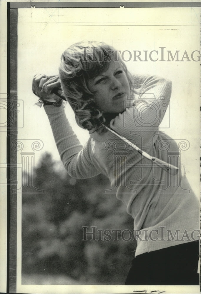 Load image into Gallery viewer, 1974 Press Photo Golfer Laura Baugh Practices for European Open Championship
