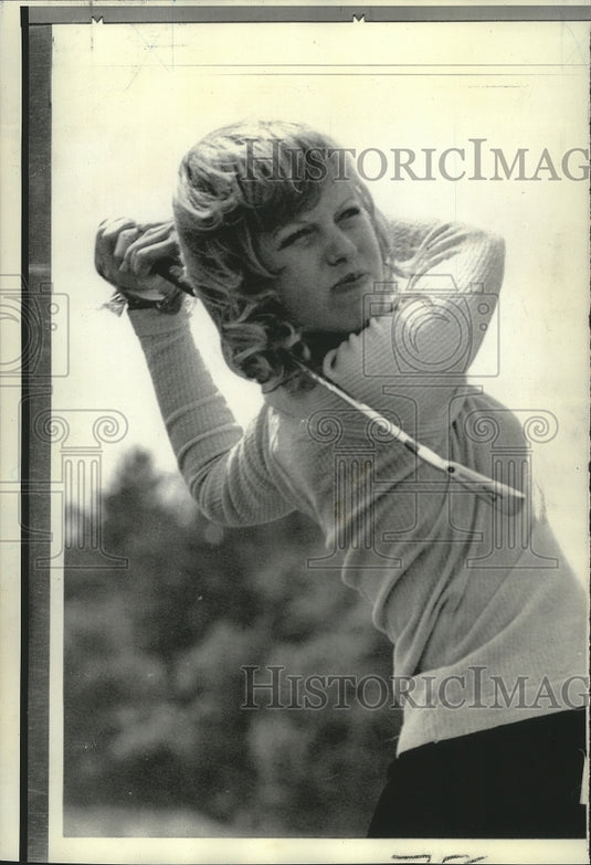 1974 Press Photo Golfer Laura Baugh Practices for European Open Championship