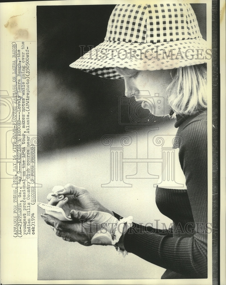 1974 Press Photo Golfer Laura Baugh Takes Notes at Indian Hills Country Club
