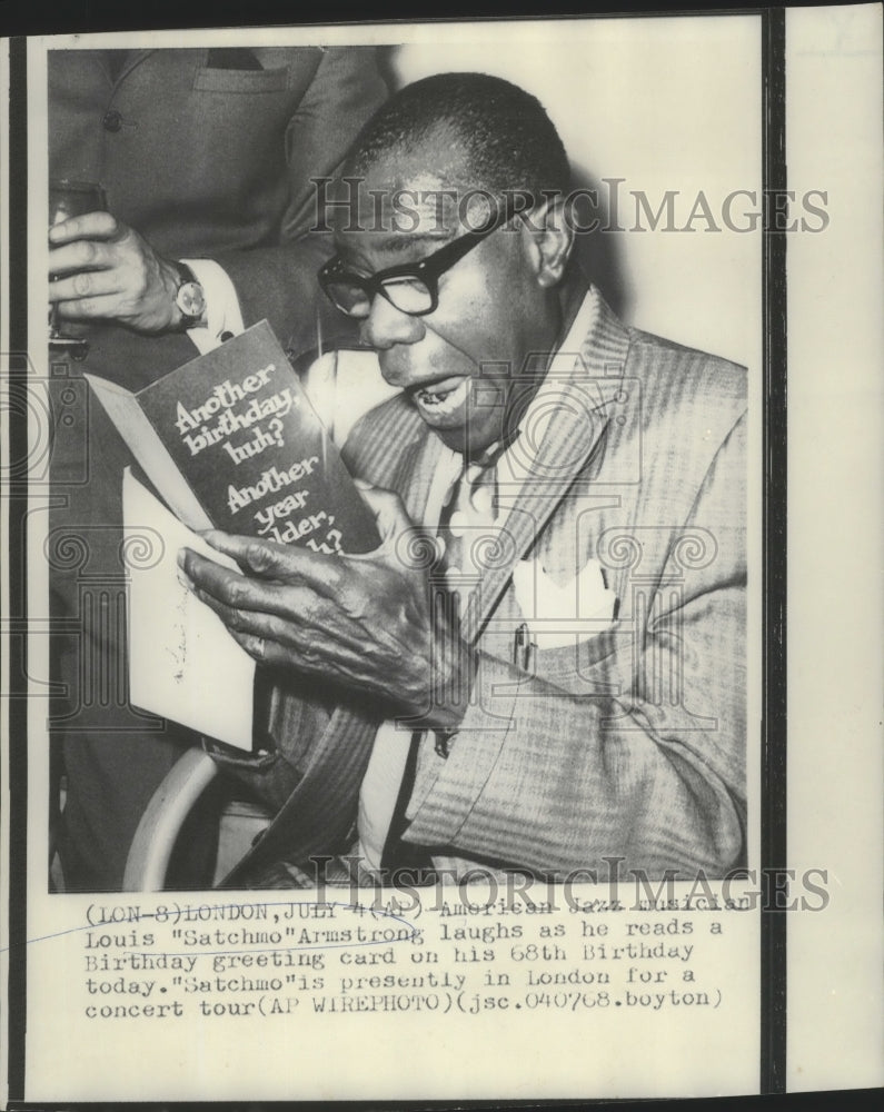 1968 Press Photo Jazz Musician Louis Satchmo Armstrong Reads 68th Birthday Card