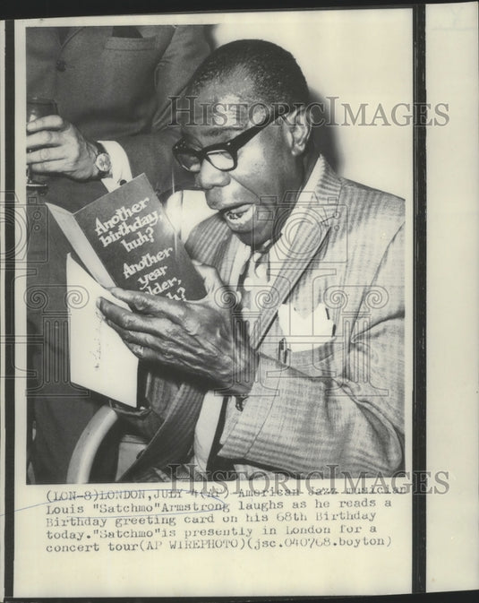 1968 Press Photo Jazz Musician Louis Satchmo Armstrong Reads 68th Birthday Card
