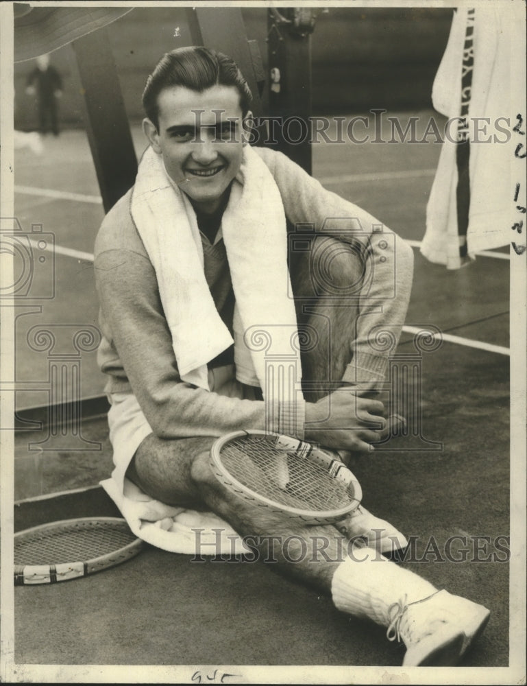 Press Photo Tennis Player Earl Bartlett of Tulane Resting on the Court- Historic Images