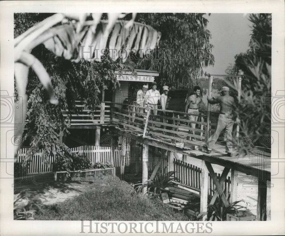 1954 Press Photo Levee Board Employees Help Deputies Remove Dwellers Belongings