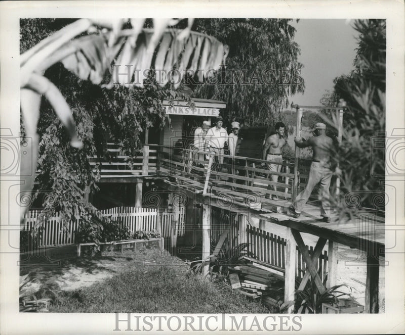 Load image into Gallery viewer, 1954 Press Photo Levee Board Employees Help Deputies Remove Dwellers Belongings
