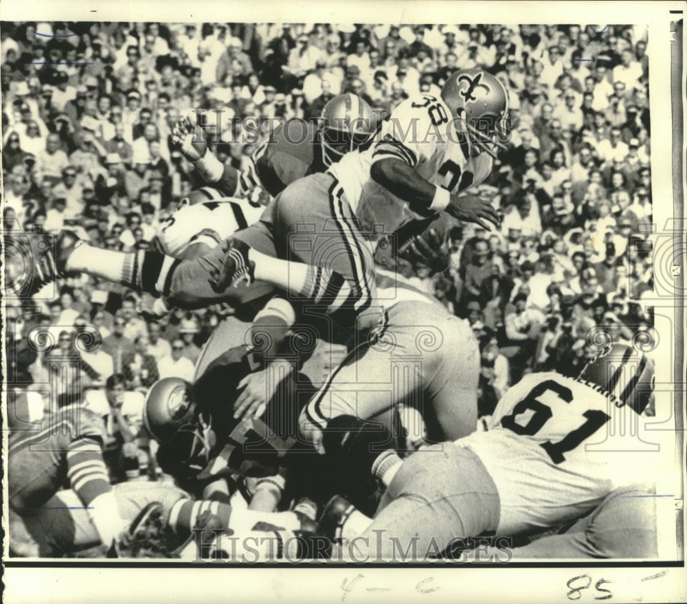 1970 Press Photo New Orleans Saints Tony Baker Flips Over 49ers Frank Nunley- Historic Images