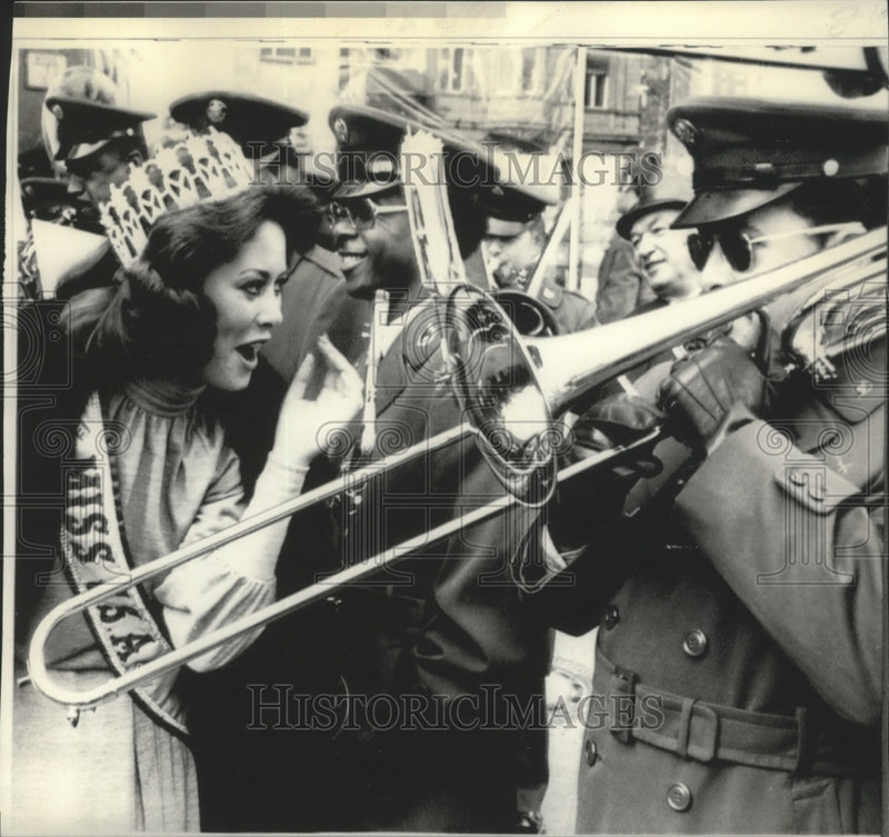 Load image into Gallery viewer, 1975 Press Photo Summer Bartholomew, Miss USA 1975 - nox05193
